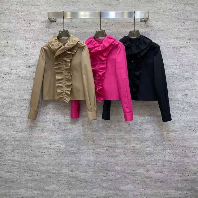 Di2026 Sp 精品上衣 这款甄选精品棉面料打造，门襟荷叶边设计浪漫灵动，卡其 玫红 黑色三色可选，短款剪裁更显利落俏皮。 颜色：卡其，玫红，黑 面料: 精