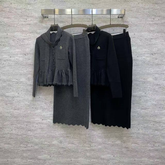 Di2026 Sp 精品套装 采用精品羊毛混纺面料，上衣荷叶摆设计灵动，半裙波浪边精致，灰黑双色，打造优雅知性的通勤针织套装。 颜色：黑，灰 面料: Di,精品