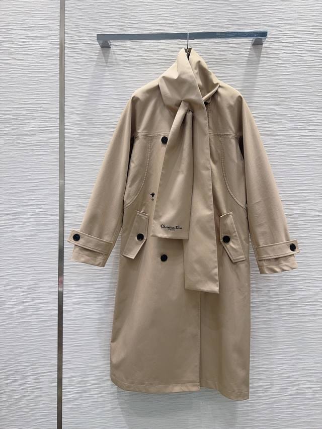 Christian Dio* 2025Fw新款风衣外套 英伦风气质 经典款设计 上身精致又干练得体，搭配起来随心应手！定制的进口面料挺括有型 满满的高级感。质感
