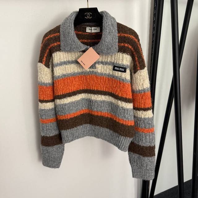 款号20258451 Miumi*新款 领标Logo刺绣拼色条纹翻领长袖羊毛针织上衣，橙色，黄色，36 38 40， 38码：肩宽54，胸围110，袖长51，长