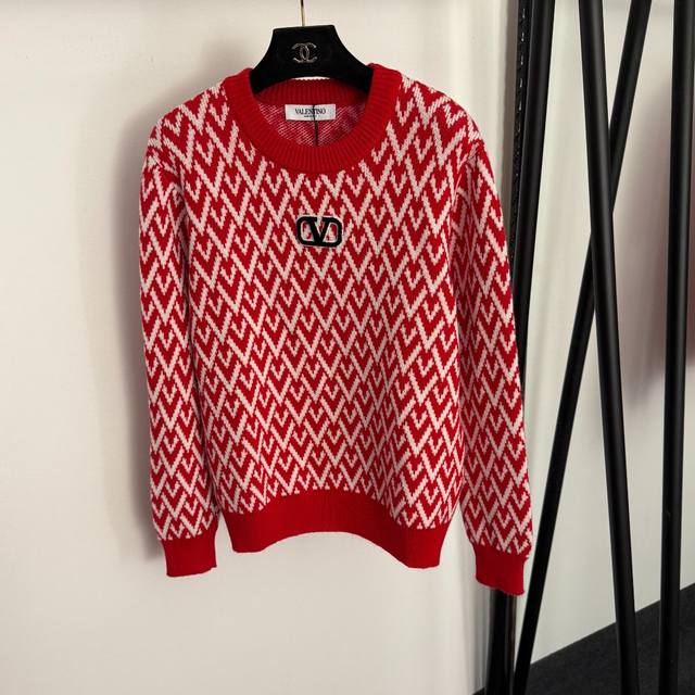 款号20258450 Valentin*新款V字母刺绣撞色提花套头长袖羊毛针织衫，红色，黑色，Sml， M码：肩宽39，胸围104，袖长58，长60；重量：0.