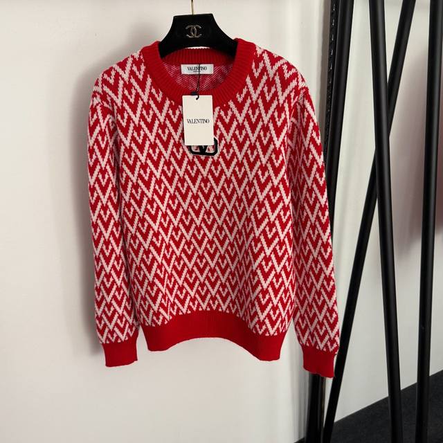 款号20258450 Valentin*新款V字母刺绣撞色提花套头长袖羊毛针织衫，红色，黑色，Sml， M码：肩宽39，胸围104，袖长58，长60；重量：0.