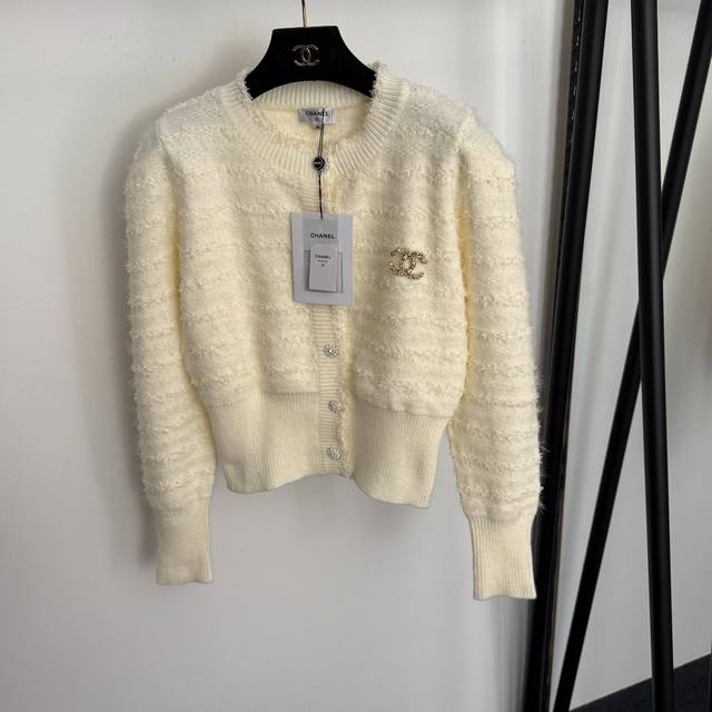 款号20258447 Chane*新款小香Logo胸针 镶钻纽扣修身长袖针织开衫，杏色，黑色，36 38 40， 36码：肩宽36，胸围96，袖长60，长50；
