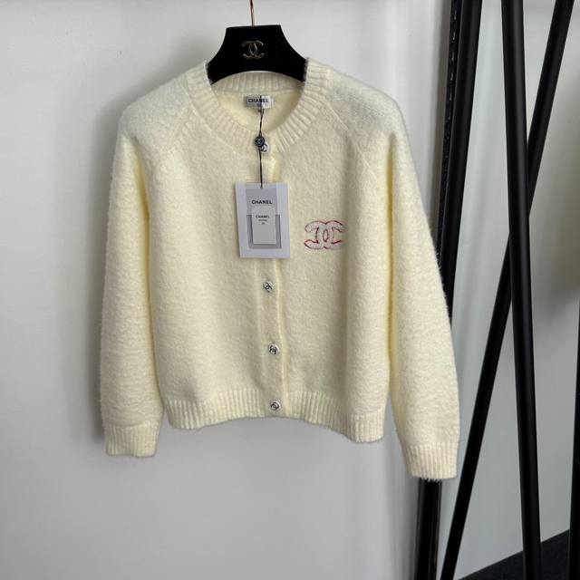 款号20258443 Chane*新款 小香Logo刺绣单排扣圆领长袖羊毛针织开衫，杏色，粉红色，36 38 40， 38码：胸围92，袖长61，长52；重量：