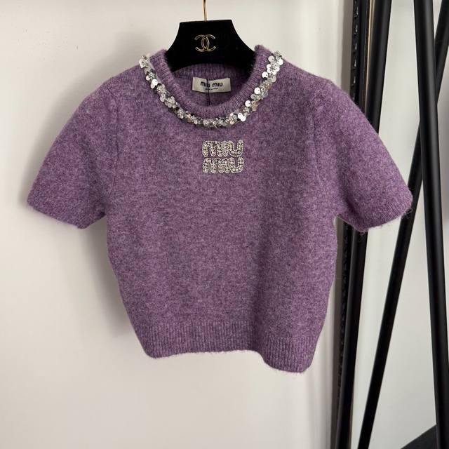 款号20258441 Miumi*新款 钉钻Logo字母 亮片钉珠圆领短袖羊毛羊绒针织衫上衣，杏色，紫色，36 38 40， 40码：胸围84，袖长23，长48