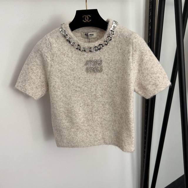 款号20258441 Miumi*新款 钉钻Logo字母 亮片钉珠圆领短袖羊毛羊绒针织衫上衣，杏色，紫色，36 38 40， 40码：胸围84，袖长23，长48