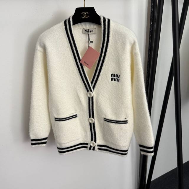 款号20258440 Miumi*新款 Logo刺绣字母拼色V领长袖羊毛针织开衫，米白色，黑色，36 38 40， 36码：肩宽50，胸围100，袖长45，长5