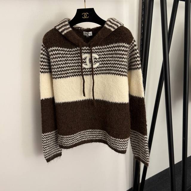 款号20258435 Chane*新款 小香Logo刺绣贴布长袖连帽条纹套头针织衫卫衣，咖色，蓝色，36 38 40， 36码：肩宽40，胸围116，袖长56，