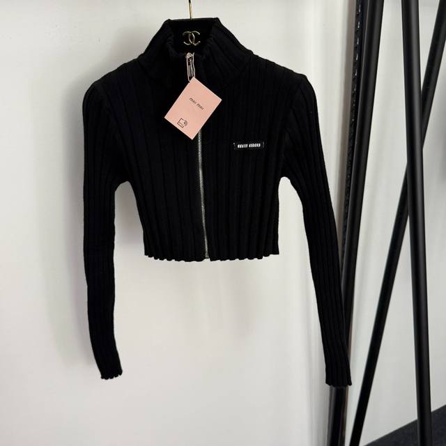 款号20258434 Miumi*新款 领标字母短款露腰立领长袖拉链针织开衫 上衣，白色，黑色，灰色， 均码：胸围68，袖长56，长34；重量：0.225Kg