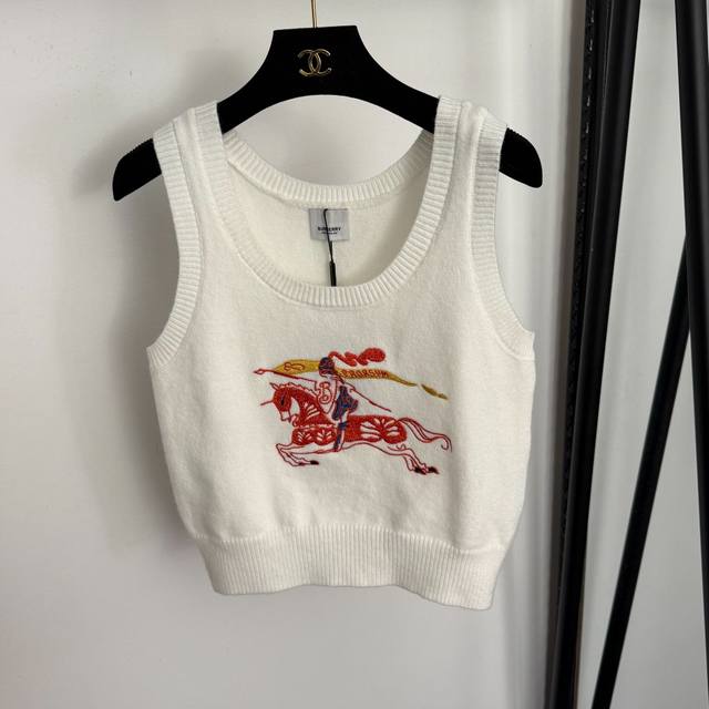 款号20258417 Burberr*新款 战马骑士刺绣针织背心，白色，红色，灰色，蓝色， M码：胸围82，长49；重量：0.150Kg