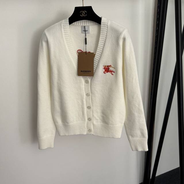 款号20258416 Burberr*新款 胸前后背战马骑士刺绣V领长袖针织开衫，白色，红色，灰色，蓝色， 均码：肩宽37，胸围92，袖长59，长54；重量：0