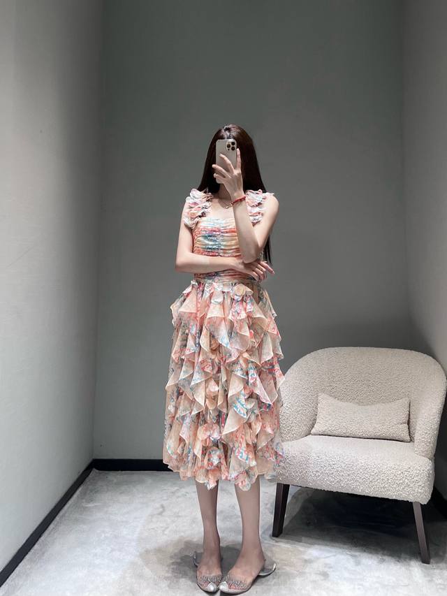 Chan*L 2026Ss早春新品系列 无袖碎花连衣裙：裙身采用立体褶皱与层叠荷叶边的双重工艺，上半身的竖向褶皱勾勒出修身的线条感，无袖的设计搭配花苞状的肩部褶