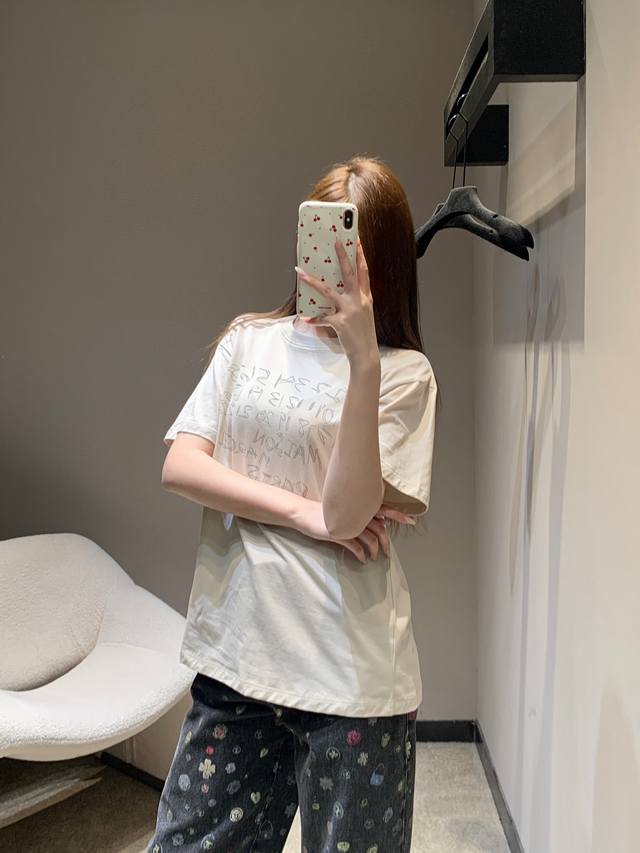 Maisonmargi*La 26Ss早春新款 数字印花圆领短袖T恤丨独家Yb开发！高版出品！选用柔软亲肤的棉质面料打造，经典圆领搭配宽松落肩廓形，穿着舒适无束