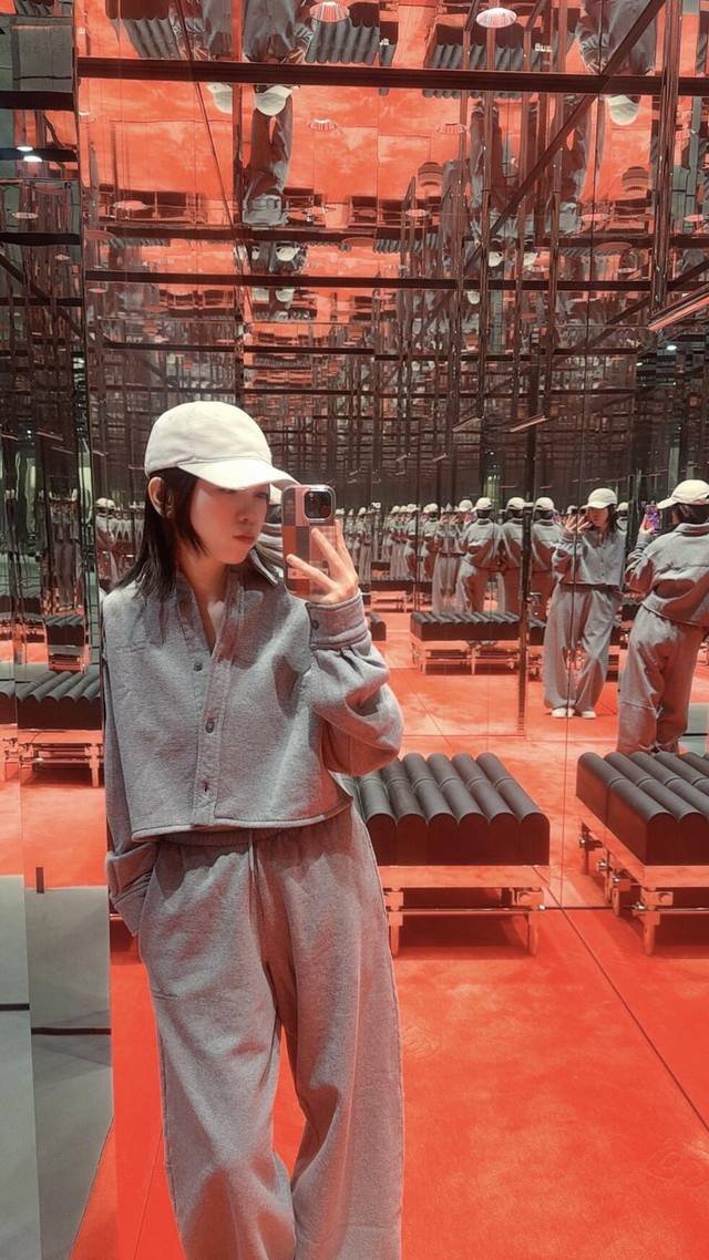 裤子p 衬衫p Alexand*R Wang 25Fw秋冬新款 纽扣短款衬衫+灰色运动裤套装丨独家Yb开发！高版出品！采用柔软亲肤的针织面料打造，短款衬衫以简约