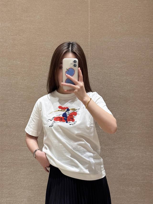 Burber*Y 26Ss新年限定马术骑士徽标圆领短袖T恤丨独家Yb开发！高版出品！以经典圆领剪裁搭配宽松廓形，甄选柔软棉质面料打造舒适穿着感。胸前刺绣马术骑士