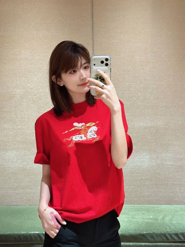 Burber*Y 26Ss新年限定马术骑士徽标圆领短袖T恤丨独家Yb开发！高版出品！以经典圆领剪裁搭配宽松廓形，甄选柔软棉质面料打造舒适穿着感。胸前刺绣马术骑士