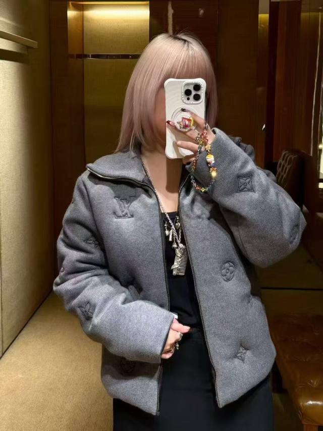 Louis Vuitt*N 25Fw秋冬新款 Elegant老花针织束腰夹克棉服外套丨独家Yb开发！高版出品！甄选羊毛针织面料打造，衣身满印低调的暗纹老花标识，