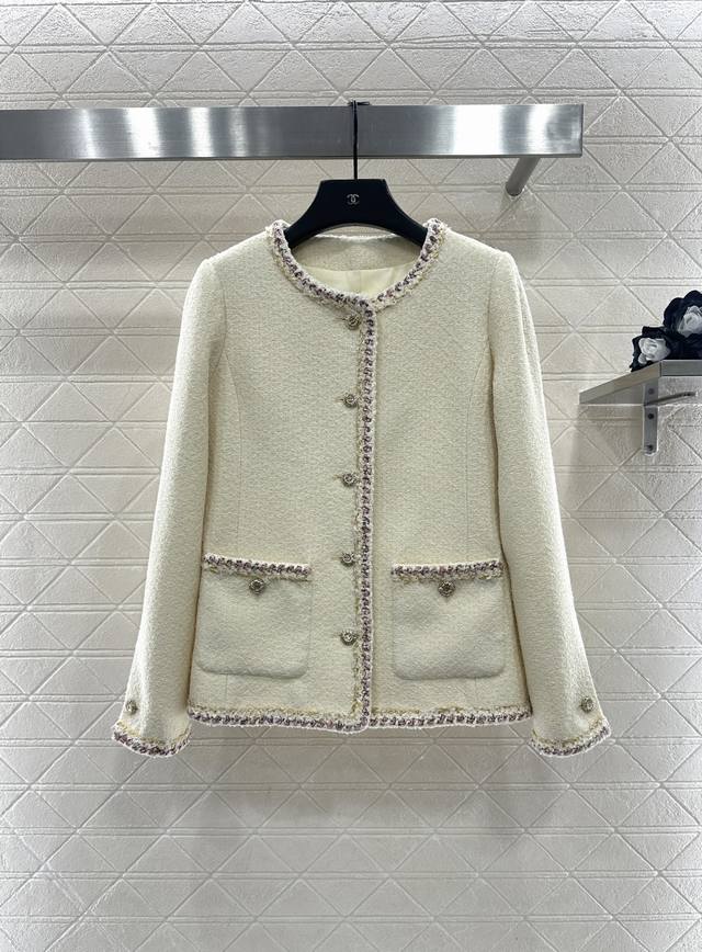 p300Chane*2026新品上架 圆领捆边洋装半裙套装 定制Yb进口粗纺羊毛呢材质，质感高级，品相十足，圆领洋装外套版型，垫肩设计贴合人体，更显身姿纤细挺拔