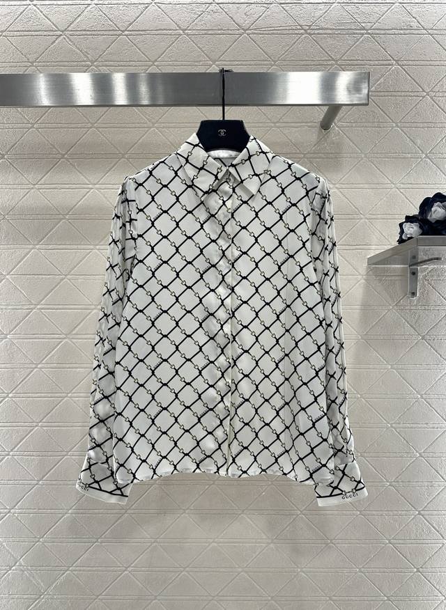 Gucc*2026新品上架 翻领格纹衬衫阔腿长裤套装 定制Yb进口斜纹稠材质，质感细腻，穿搭舒适，翻领衬衣版型，通体斜分交织线条，马衔扣带勾勒出菱格分布图案，穿