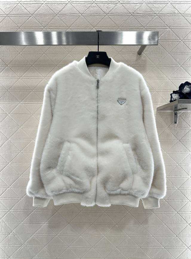 prad*2025新品上架 两面穿环保皮毛羽绒服 定制Yb进口环保皮毛防风防水尼龙材质，羽绒填充内里，两面穿设计随时切换风格，皮毛华贵尼龙低调，整件轻盈保暖，棒