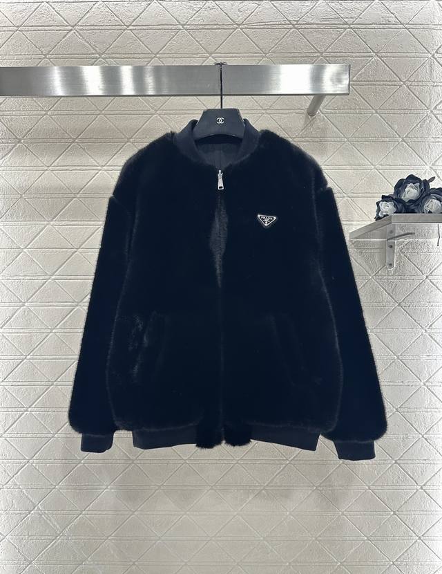 prad*2025新品上架 两面穿环保皮毛羽绒服 定制Yb进口环保皮毛防风防水尼龙材质，羽绒填充内里，两面穿设计随时切换风格，皮毛华贵尼龙低调，整件轻盈保暖，棒