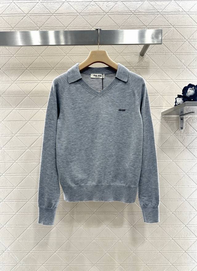 Miumi*2026新品上架 翻领徽标毛衣 定制Yb羊毛纱线材质，质感细腻，舒适保暖，翻领套头毛衣剪裁，翻领配合桃心大开领口，露出锁骨更显纤细，袖口和下摆呼应以