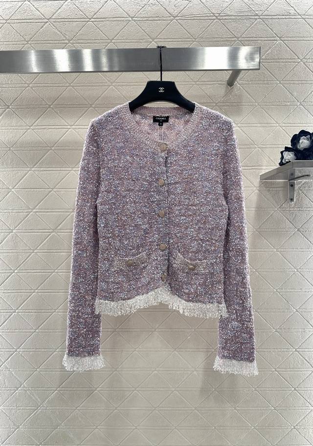 Chane*2026新品上架 流苏针织开衫 定制Yb棉毛纱线织造，质感细腻，舒适好穿，圆领针织开衫剪裁，袖口和衣摆以织线流苏点缀，增添轻盈精致感，大身两色纱线交