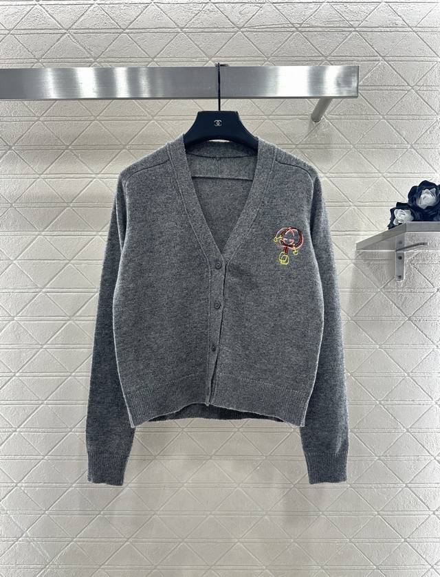 Gucc*2026新品上架 贺岁徽标马蹄扣针织开衫 新年贺岁限定系列#定制Yb羊绒羊毛针织材质，密度细针织造，清晰毛感肌理，舒适亲肤，V领开衫剪裁，单排圆形纽扣