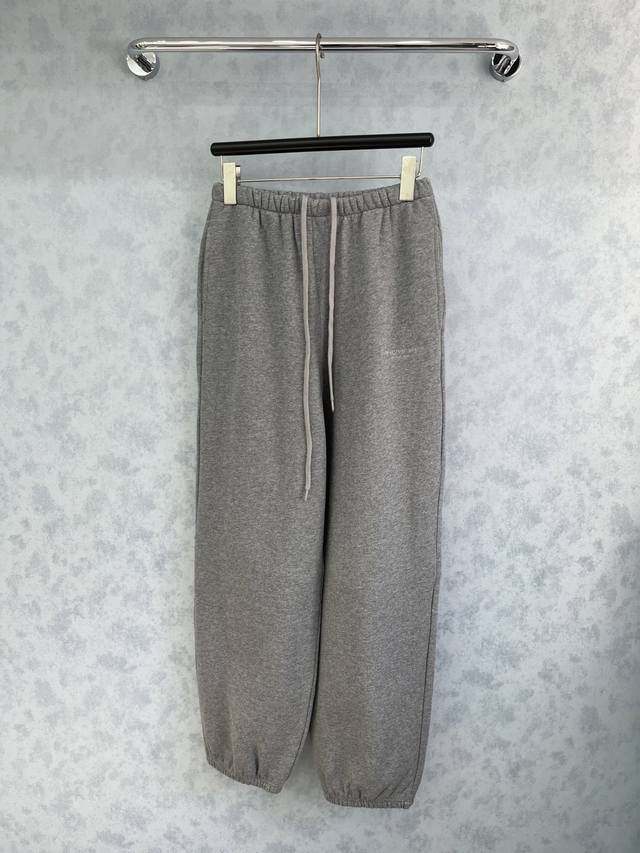 爆款现货 原版定制 Alex*｜25经典加绒刺绣卫裤 干净利落的裁剪，落肩宽松慵懒版型 面料挺阔有型，经典设计 多种穿搭 宽松舒适无束缚感，满满的随性酷辣风 版