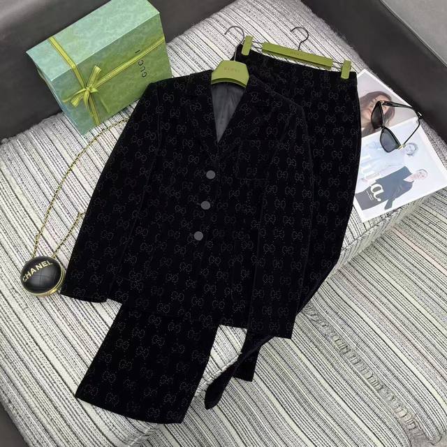 强烈推荐 26年早春系列 Guc*新款双G烫钻Logo丝绒翻领西装外套 搭配喇叭西装裤套装 版型很好 高端品质 Sml