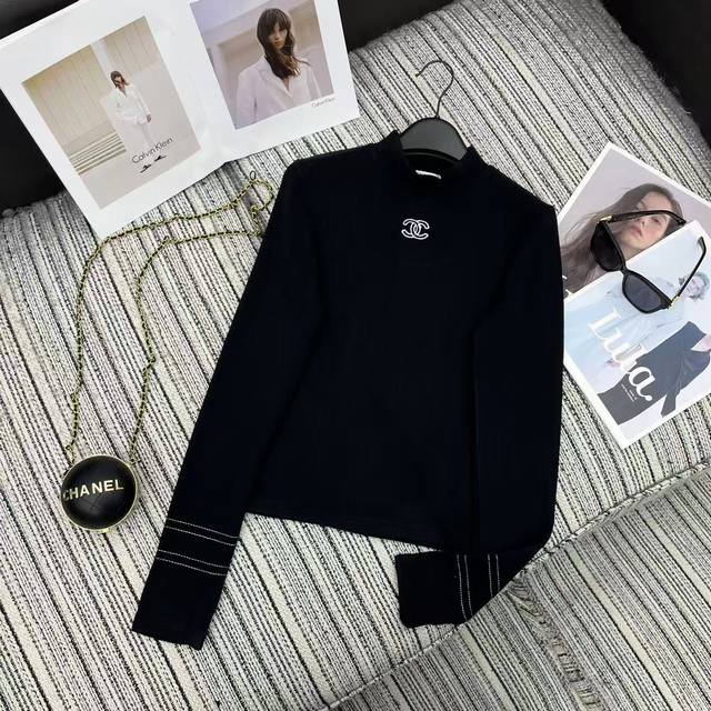 强烈推荐 Chane* 25年滑雪季系列新款 微标刺绣加绒长袖T恤丨独家高版出品！是冬日轻奢穿搭的点睛之笔！经典黑白双色诠释法式优雅，高领设计贴合颈部线条，胸口
