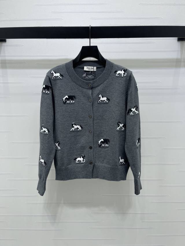 上新原单高端品Miumi* 2025秋冬最新系系列！重工V领钉珠针织长袖毛衣！灰色小马提花针织开衫，圆领+正面纽扣设计，穿脱超方便！羊毛混纺材质，柔软又保暖，秋