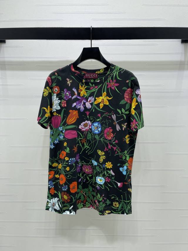 上新原单高端品质Gucc* 2026早春最新系列！这款复古花卉印花T恤，采用独家定染色工艺，色彩鲜艳层次丰富。轻薄棉质面料，早春穿超透气舒适！白色底色搭配多彩花