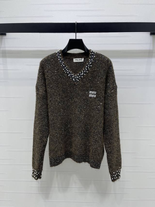 上新原单高端品Miumi* 2025秋冬最新系系列！重工V领钉珠针织长袖毛衣！定制羊毛混纺针织材质织造 质感十足 柔软舒适 密实针织 V领套头长袖毛衣剪裁 大身