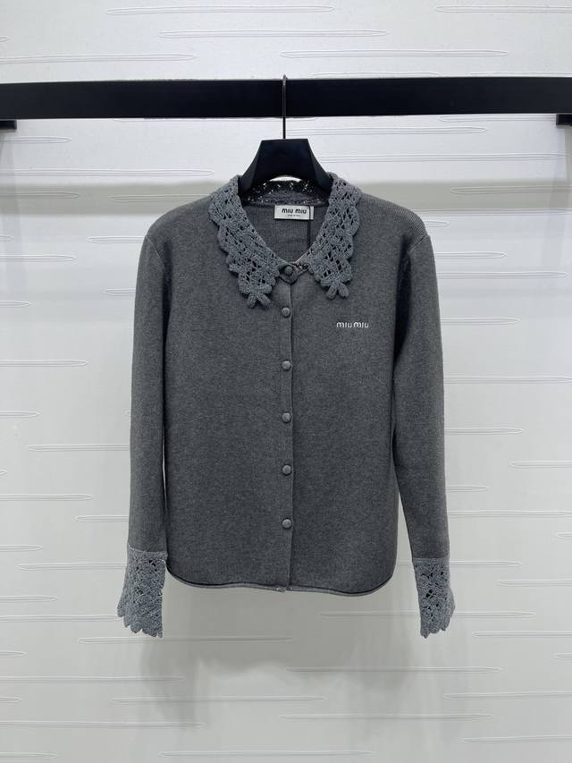 上新原单高端品Miumi* 2025秋冬最新系系列！钩花翻领针织长袖开衫！定制羊毛针织材质织造质感高级 柔软舒适 单排包扣设计 领口与袖口钩花镂空精致度直接拉满