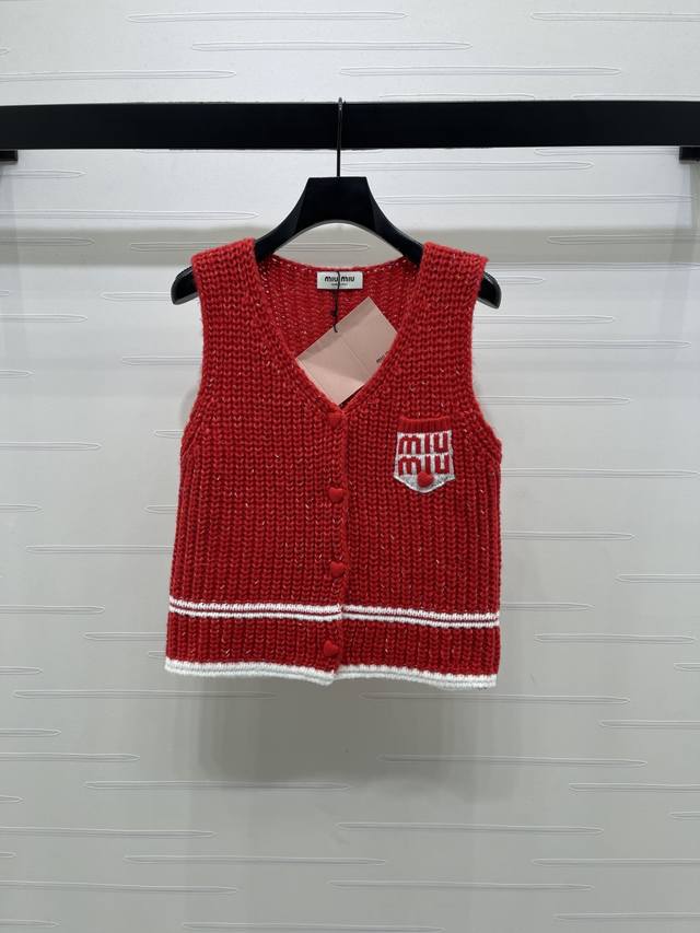 上新原单高端品Miumi* 2026早春最新系系列！撞色V领针织马甲！定制羊毛混纺纱线材质织造 粗坑条肌理清晰 定制爱心纽扣与胸前小口袋钩花字母相呼应 丰富设计