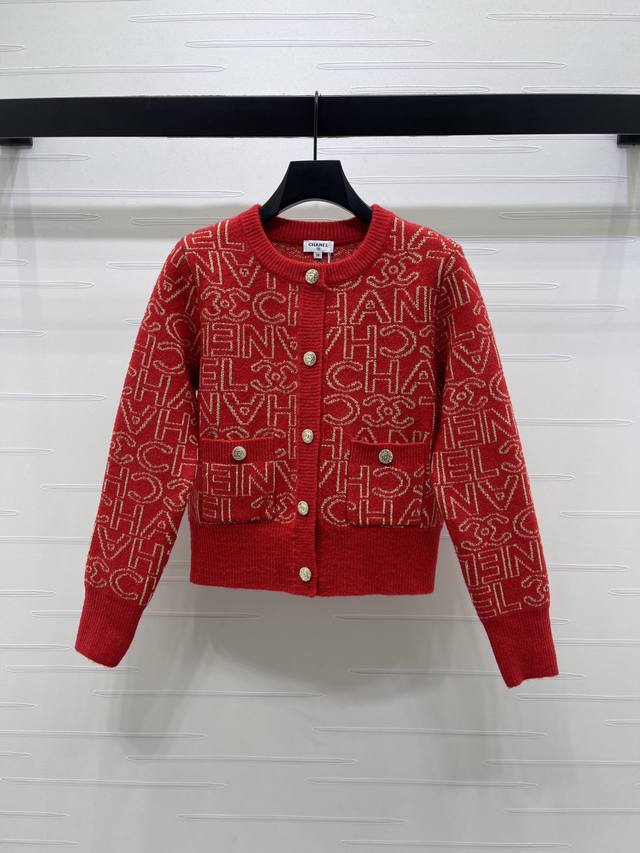 上新原单高端品质 Chane* 2025秋冬最新系列！字母提花圆领针织开衫！定制羊毛纱线织造 质感高级 舒适柔软 圆领针织开衫 满幅提花双C字母徽标装饰 彰显品