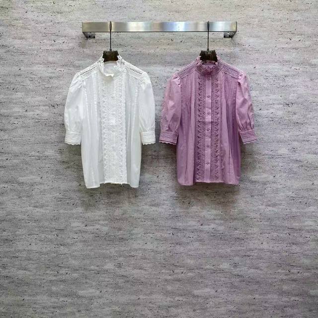 Va2026 Sp 精品上衣 这款精品刺绣棉上衣，采用优质刺绣棉面料，精致蕾丝刺绣搭配泡泡袖设计，白 紫双色，温柔法式风适配多场景穿搭。 颜色：白，紫 面料: