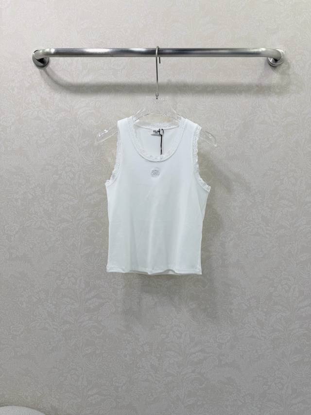 Celin* 26新款凯旋门刺绣蕾丝拼接背心采用细腻坑条针织面料，贴肤软弹还自带微修身效果，经典白色背心版型，领口+肩带的蕾丝拼接是点睛之笔，甜而不腻的法式柔美