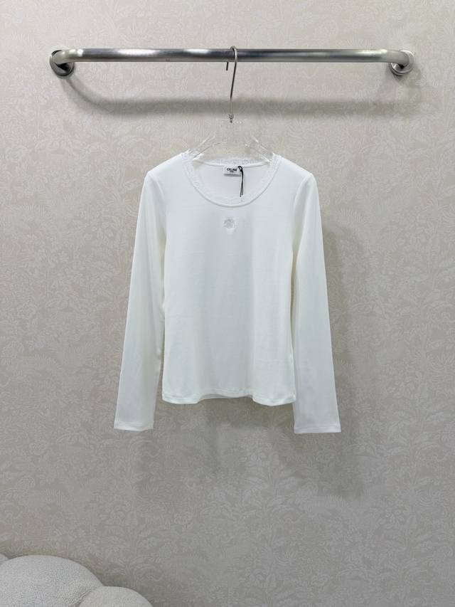 Celin* 26新款凯旋门刺绣蕾丝拼接长袖上衣 采用细腻坑条针织面料，贴肤软弹还自带微修身效果，经典白色修身版型，领口的蕾丝拼接是点睛之笔，甜而不腻的法式柔美