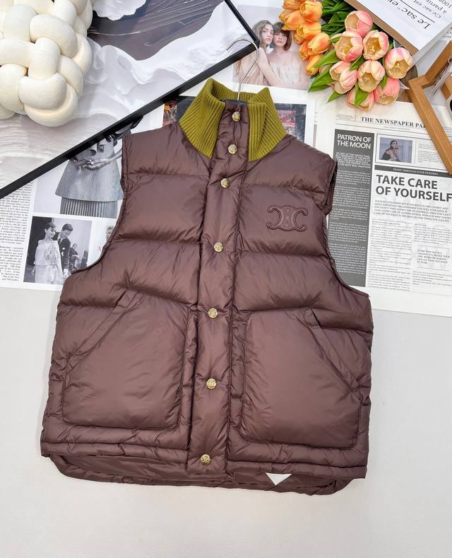 Celine2025新款螺纹立领撞色棉服马甲，定制Yb防风防水尼龙材质，羽绒棉填充内里，整件轻盈保暖，斜插口袋马甲版型，松紧由人。长方格压纹，螺纹针织领撞色，色