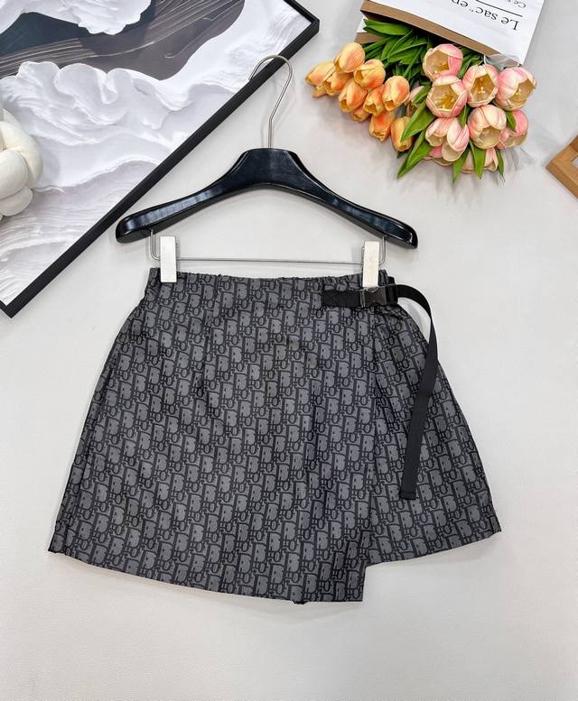 Dior新款老花提花裤裙，老花满印自带高级滤镜，度假风拉满 A字版型藏肉Buff叠满，正面半裙视觉秒变大长腿，实际是短裤！跑跳无压力，走光不存在的～ 定制五金腰