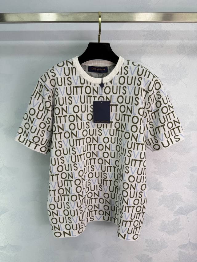 Lou*26早春新款经典Monogram针织衫，柔软舒适，日常穿搭超百搭白色底+彩色Logo，奢华感满满。圆领设计简约大方，短袖剪裁，无论休闲还是街头风都能轻松
