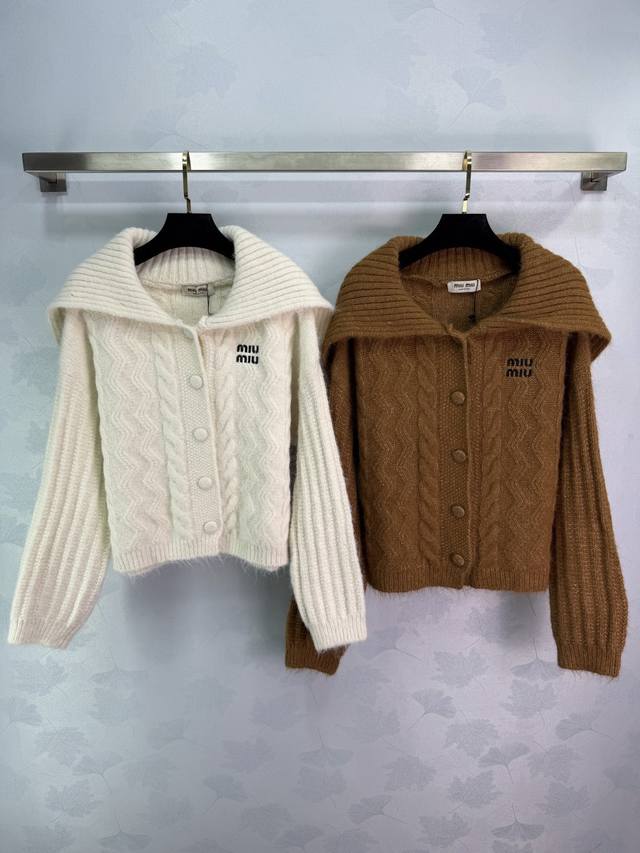 Miumi* 2025秋冬新款翻领针织开衫毛衣！定制进口羊毛针织材质 质感上乘 沿用纽扣调节开襟配合连帽设计 绞花肌理裹满软糯暖意 增添造型层次感 胸前标志性刺