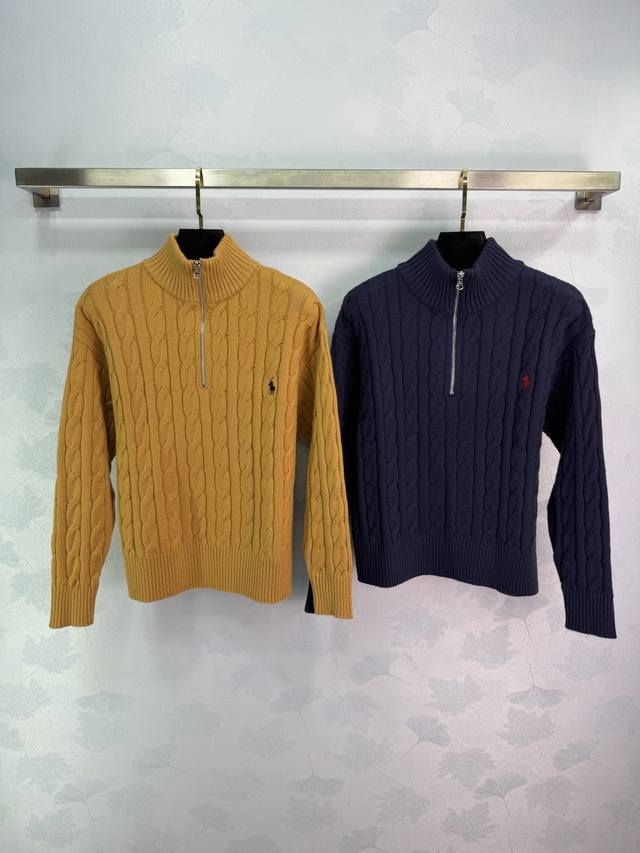 po*2025秋冬新款翻领半开襟长袖毛衣！定制羊毛纱线织造 柔软亲肤 质感十足 半开襟拉链裁剪 时髦休闲 胸前饰以战马徽标刺绣 品牌格调瞬间提升 通体麻花编织版