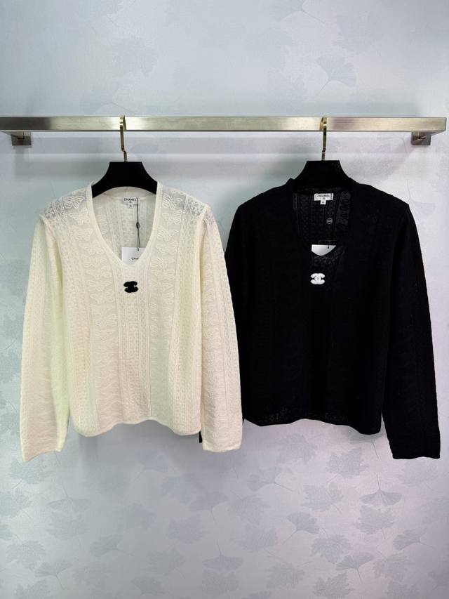 Ch*26早春新款V领钩花镂空针织衫 羊毛材质柔软舒适 V领+蕾丝细节，优雅又精致 修身剪裁显瘦不臃肿，袖口和下摆简约，单穿或内搭都很百搭。搭配高腰裤或裙子，轻