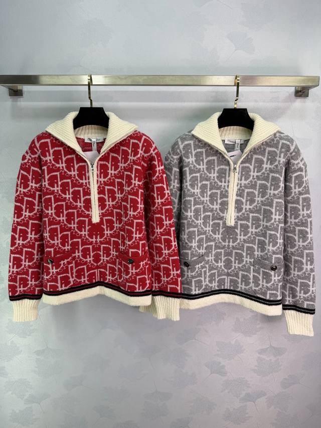 Dio* 2025秋冬新款翻领提花半拉链针织长袖毛衣！定制羊毛纱线材质 柔软舒适 质感高级 半开襟拉链长袖毛衣剪裁 大身经典老花字母Logo提花图案 螺纹撞色领