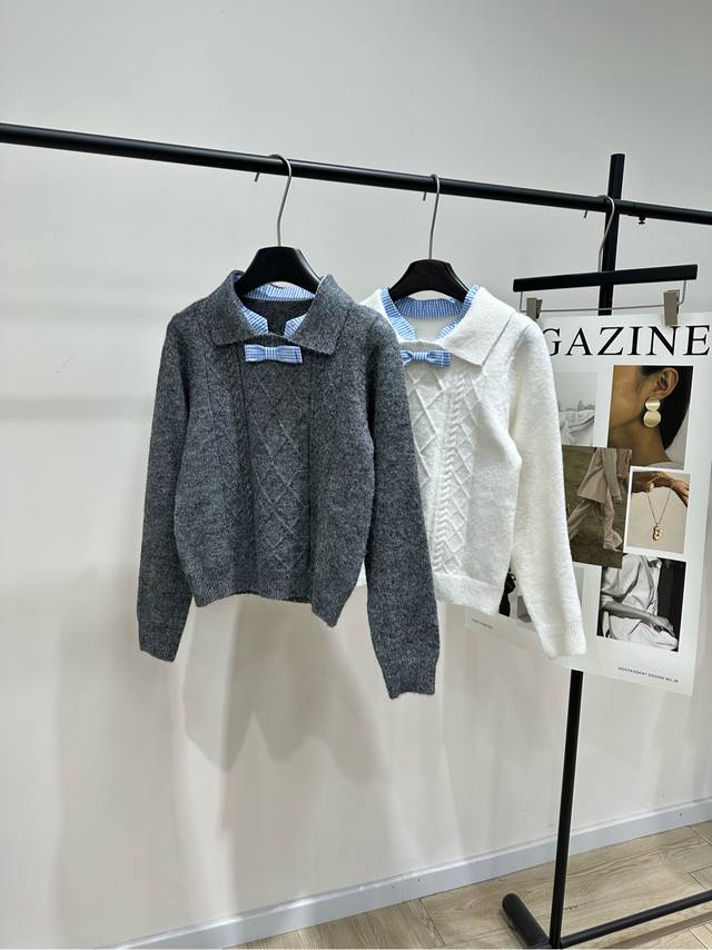 Her蓝格领结长袖翻领毛衣 .，面料：羊毛混纺 颜色：灰色、白色 Herlian Girls｜ 俏皮元气少女感满满 蝴蝶结元素超级美嘟 少女感穿搭，菱形镂空设计
