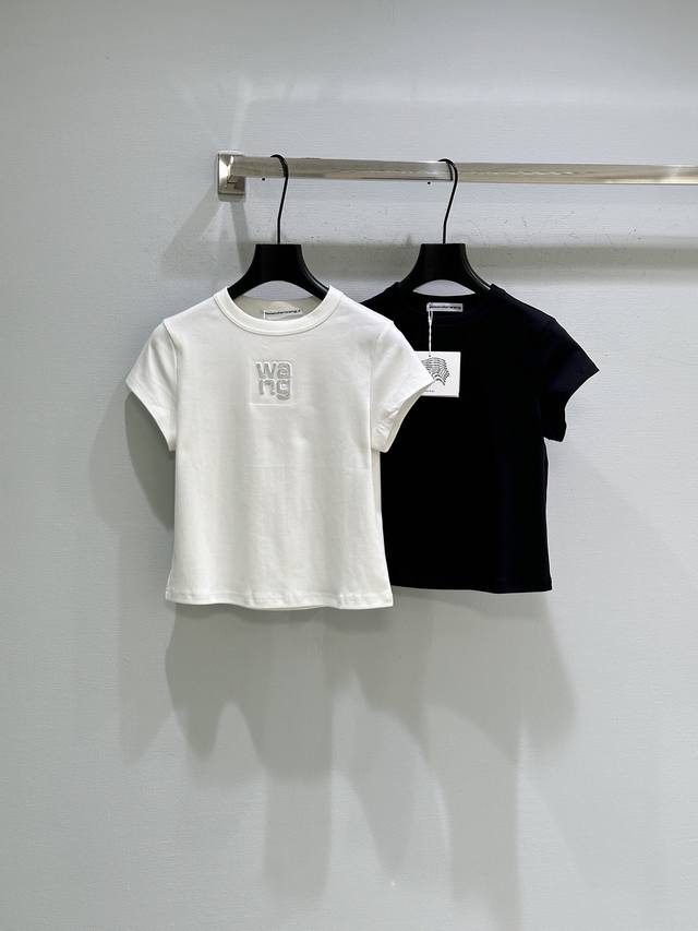 26Ss早春新款上新！棉质平纹针织面料 胸口饰烫钻品牌标识 罗纹袖口和下摆合身 弹力版型。现货供应黑色 白色Sml