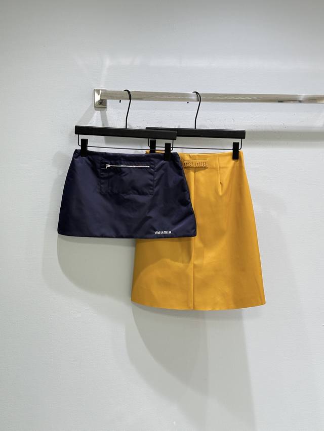 25Ss冬季新款上新！灵感源自90年代档案风格，这款技术性华达呢半身裙融合运动精髓，前拉链口袋凸显精致工艺，柔软抓绒内衬更添魅力。现货供应藏蓝色Sml